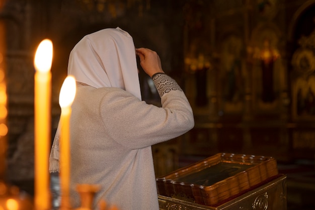 Bezpłatne zdjęcie ludzie zapalają świece w kościele z okazji greckiej wielkanocy