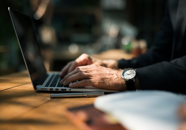 Ludzka ręka pracuje z laptop sieci technologią