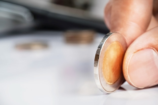 Ludzkiej dłoni trzymającej monety i miejsca na kopię, Koncepcja planu inwestycji biznesowych.