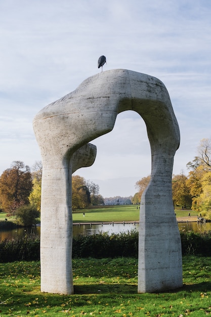 Łuk otoczony zielenią pod zachmurzonym niebem w Hyde Parku, Londyn, Anglia