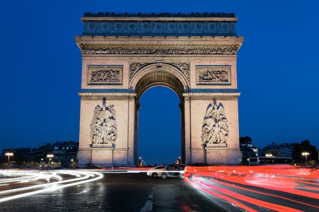 Łuk Triumfalny nocą, Paryż Francja
