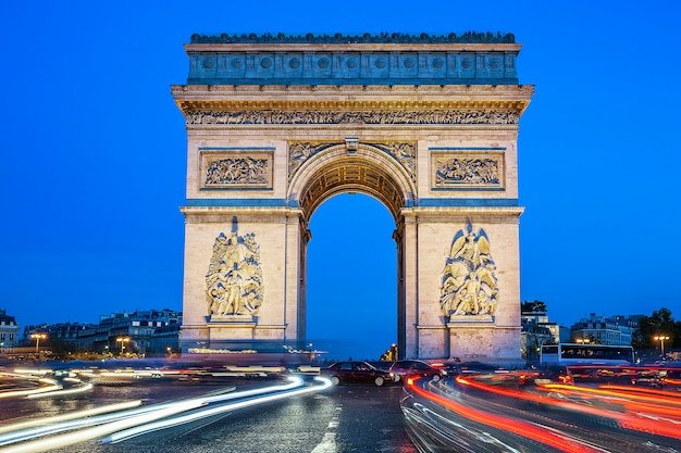 Łuk Triumfalny nocą, Paryż, Francja