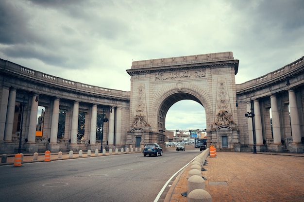 Bezpłatne zdjęcie Łukowe wejście do mostu manhattan bridge w nowym jorku