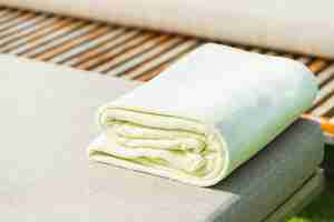 Bezpłatne zdjęcie luksusowe niebieski hotelowe ręczniki spa