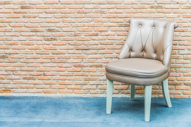 Luksusowy rzemienny krzesło na ściana z cegieł tle