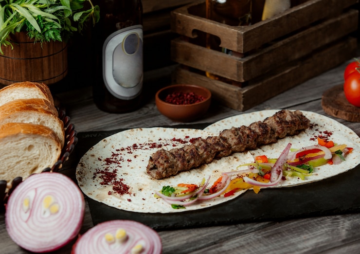 Bezpłatny plik Zdjęcie lule kebab z sałatką cebulową w lawaszu