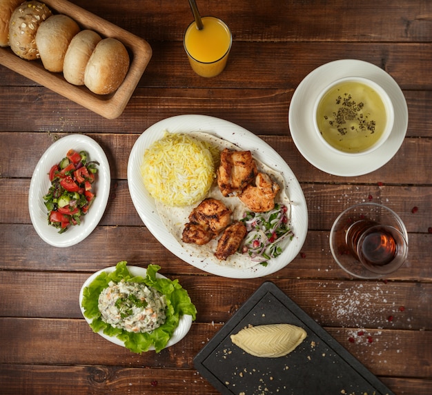 Lunch Biznesowy Z Sałatką Zupa I Ryżem Z Kebabem Z Kurczaka