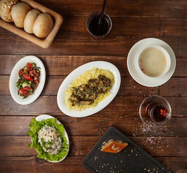 Lunch biznesowy z sałatką zupy i daniem głównym