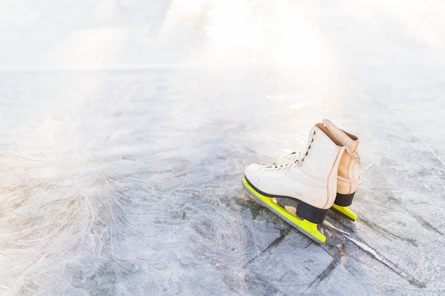 Bezpłatne zdjęcie Łyżwy figurowe na popękanym lodzie