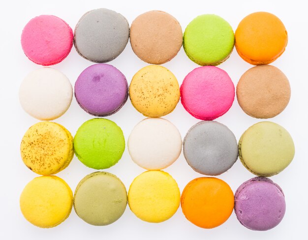 Macaroons odizolowywający na bielu