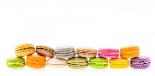 Bezpłatne zdjęcie macaroons odizolowywający na bielu