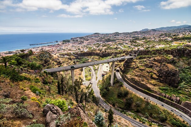 Madera wyspa Portugalia typowy krajobraz, panorama miasta Funchal z ogrodu botanicznego
