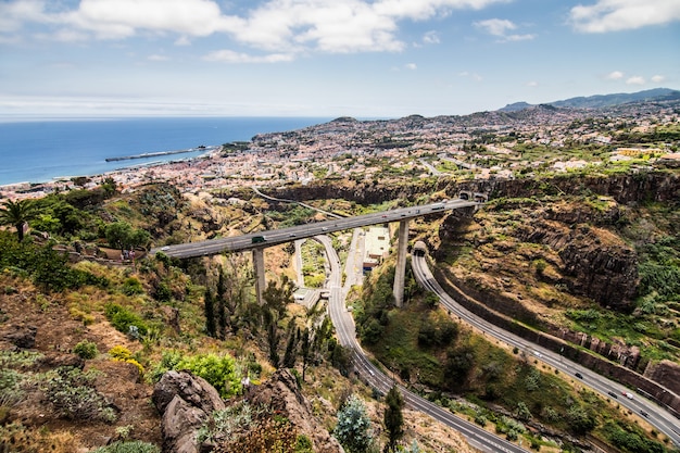 Madera wyspa Portugalia typowy krajobraz, panorama miasta Funchal z ogrodu botanicznego