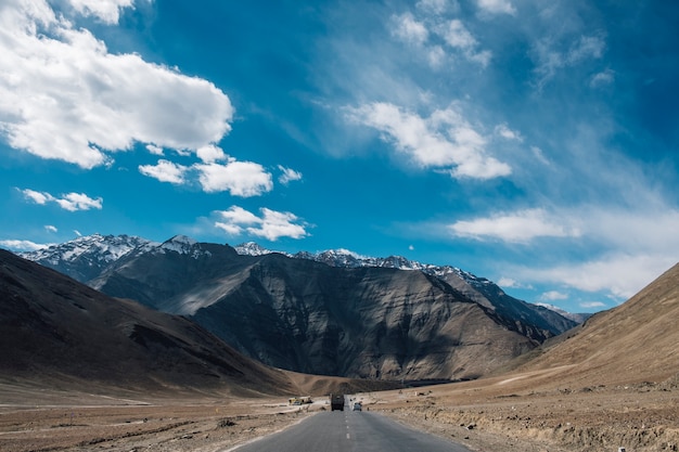 Bezpłatne zdjęcie magnetyczna wzgórze góra i niebieskie niebo drogowy sposób w leh ladakh, india