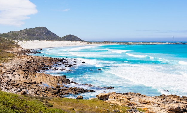 Majestatyczne ujęcie skalistego wybrzeża i falisty widok na pejzaż morski w Kapsztadzie, Republika Południowej Afryki