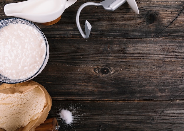 Bezpłatne zdjęcie mąka; mleko; drożdże i peppermill na stole