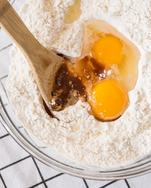 Bezpłatne zdjęcie mąka z jajkami