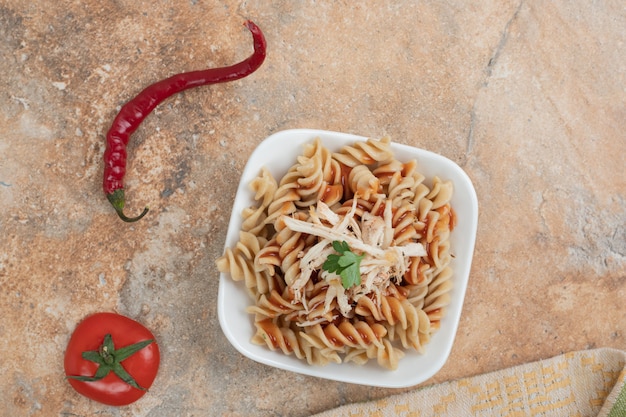 Makaron Fusilli, Papryka I Pomidory Na Pomarańczowym Tle