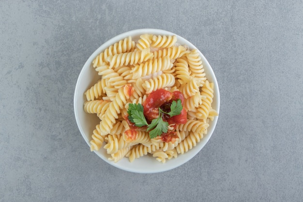 Makaron Fusilli Z Ketchupem W Białej Misce.