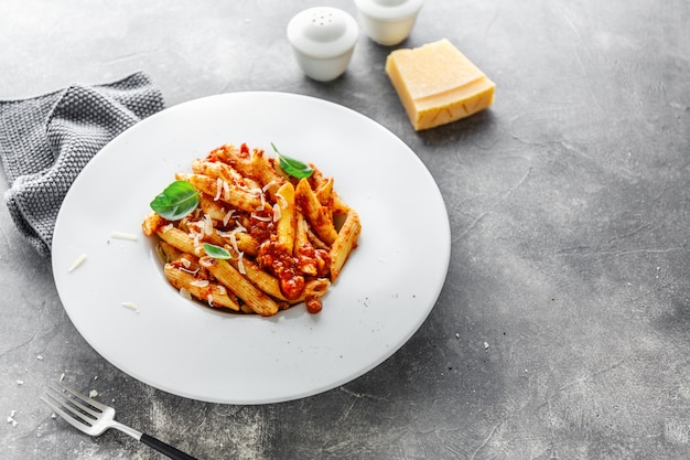 Makaron penne Bolognese podawany na talerzu