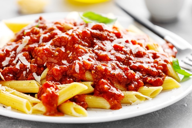 Makaron penne Bolognese podawany na talerzu