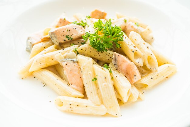 Makaron penne carbonara z łososiem