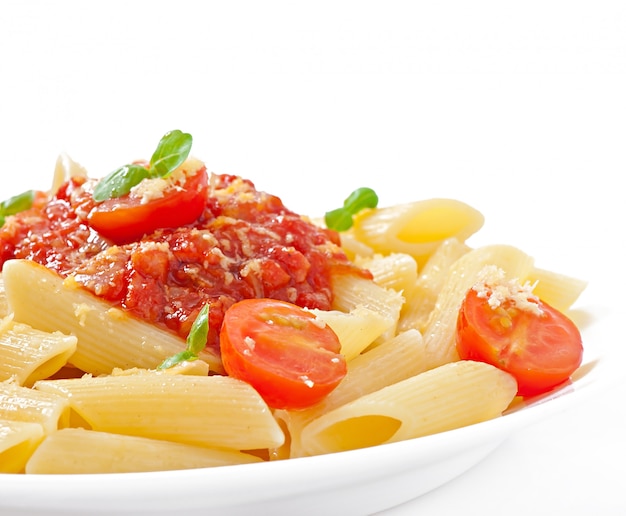 Makaron Penne Z Sosem Bolońskim, Parmezanem I Bazylią