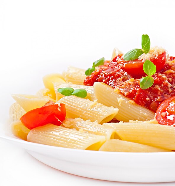 Makaron penne z sosem bolońskim, parmezanem i bazylią