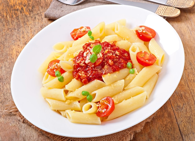 Makaron penne z sosem bolońskim, parmezanem i bazylią