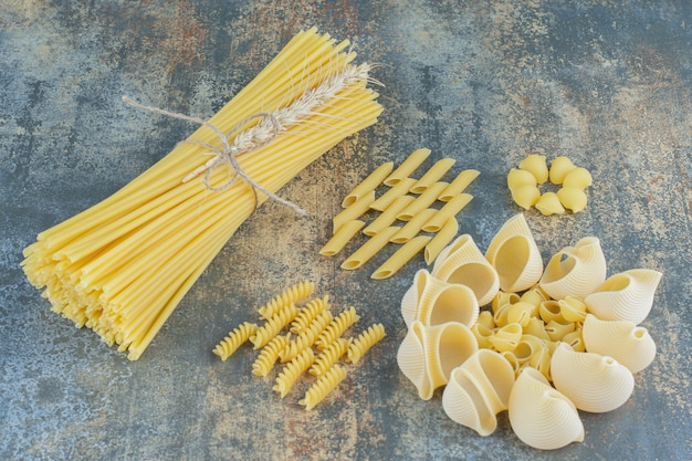 Makaron Spaghetti, Penne, Fusilli I Stos, Na Marmurowej Powierzchni.