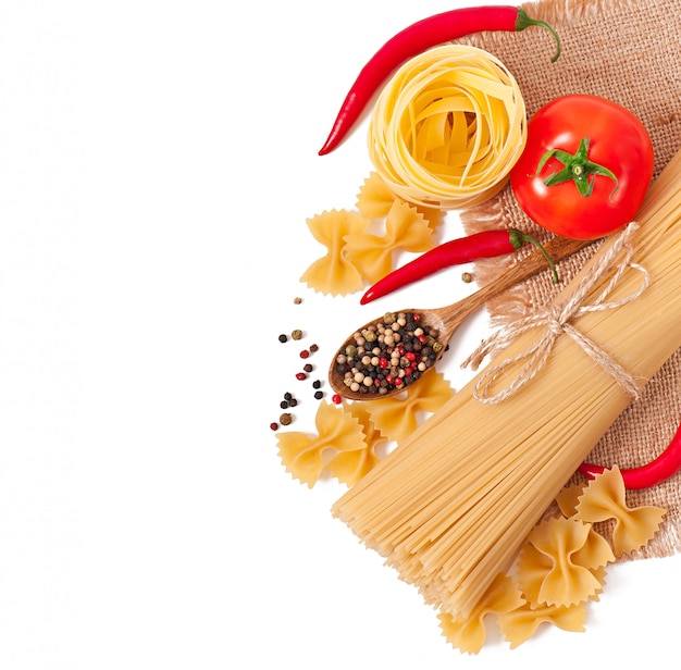 Makaron spaghetti, warzywa, przyprawy na białym tle