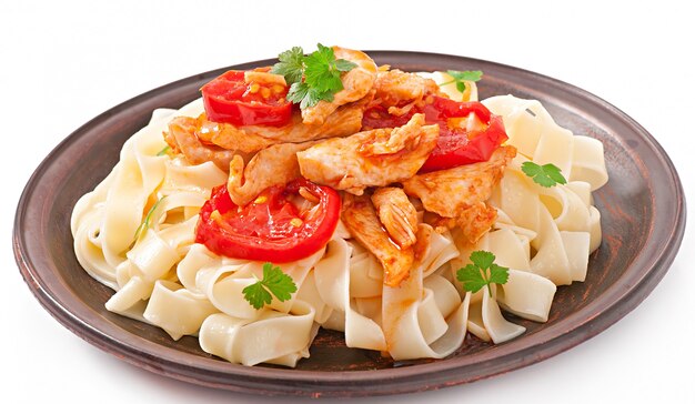 makaron tagliatelle z pomidorami i kurczakiem