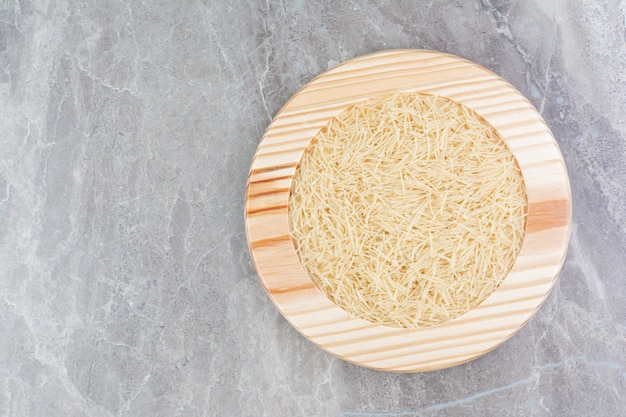 Makarony ryżowe na okrągłym drewnianym talerzu