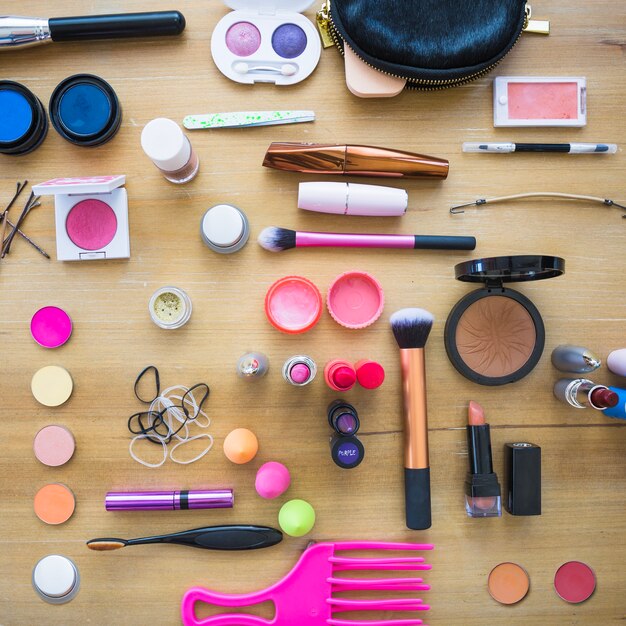 Makeup dostawy na drewnianym stole