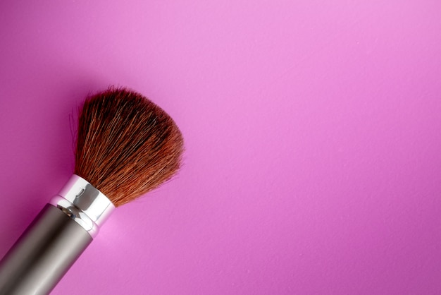 Makeup muśnięcie na różowym pastelu papieru tekstury tle