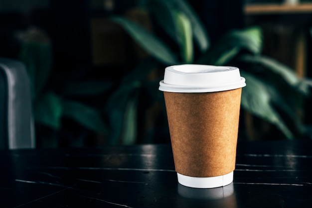 Bezpłatne zdjęcie makieta jednorazowej filiżanki kawy