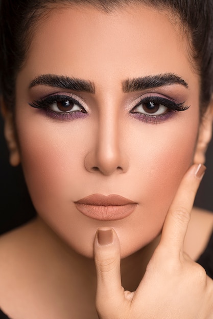 Bezpłatne zdjęcie makijaż kobiecy o czystej skórze z zadymionymi oczami