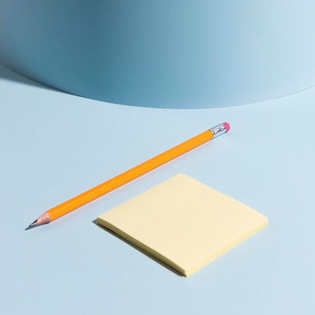 Makro karteczki i ołówek na biurku