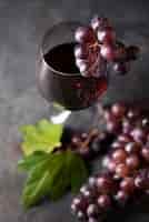 Bezpłatne zdjęcie makro kieliszek do wina otoczony winogronami