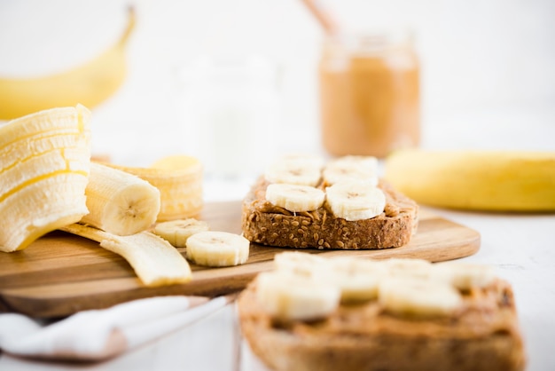 Bezpłatne zdjęcie makro kromki chleba z bananem