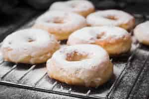 Bezpłatne zdjęcie makro pączki z cukrem w proszku