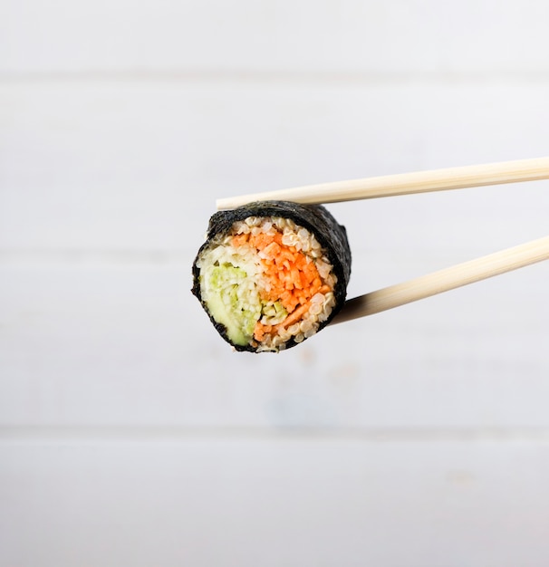 Makro pałeczki i sushi roll z tło zamazane pole
