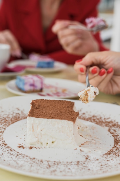 Bezpłatne zdjęcie makro pyszne ciasto na talerzu