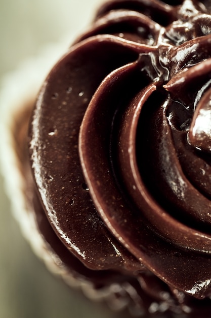 Makro smaczne piękna apetyt czekolada domowej roboty cupcake na drewnianym tle.