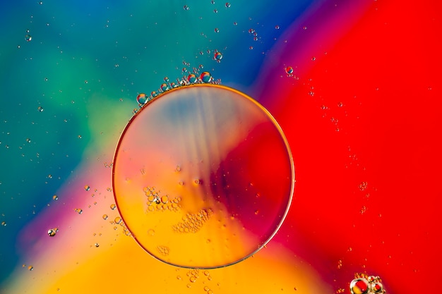 Bezpłatne zdjęcie makro tłuste bąbelki i kropelki w kolorowe tło wodne
