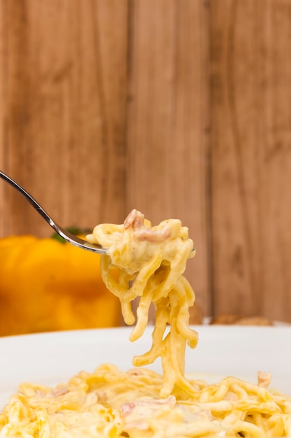 Bezpłatne zdjęcie makro widelec z tandetny makaron spaghetti