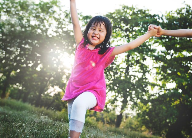 Mała Azjatycka dziewczyna bawić się w parku