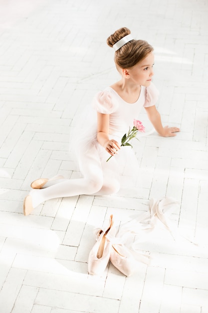 Bezpłatne zdjęcie mała balerina w białej spódniczce baletnicy w klasie w szkole baletowej