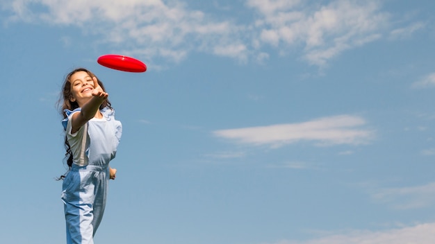 Bezpłatne zdjęcie mała dziewczynka bawić się z frisbee