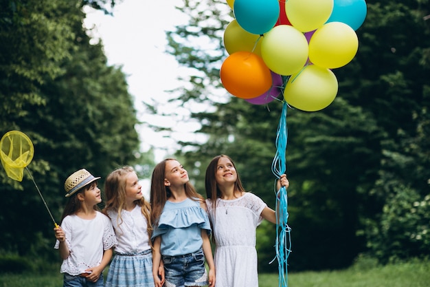 Bezpłatne zdjęcie mała dziewczynka przyjaciele z balonami w lesie